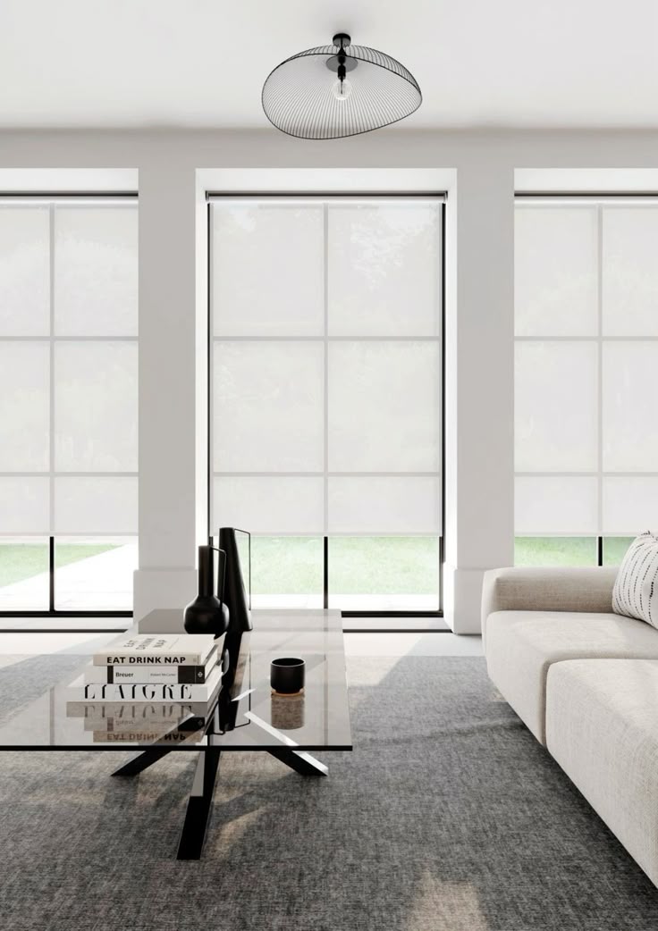 Cortina roller screen blanca de estilo minimalista en Las Condes